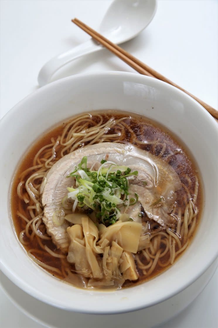 圖說：醬油拉麵是香港人的最愛，湯頭鹹度最重。（230元）