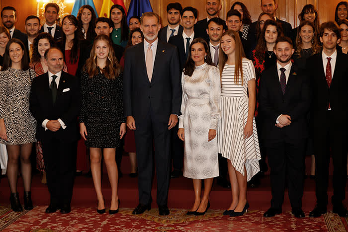 Los Reyes y sus hijas con los universitarios galardonados con los premios Fin de Carrera