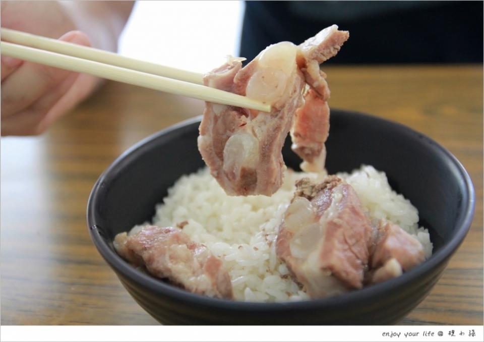 【台南必吃美食】在地人大推的軟骨嫩骨飯，再到孔廟商圈吃新散步甜食　綠皮開心果！