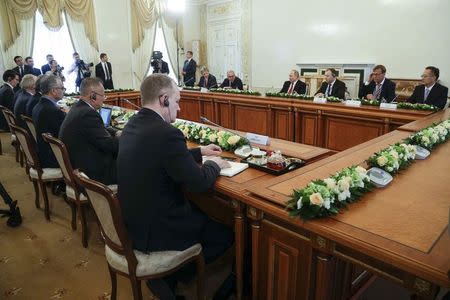 Russian President Vladimir Putin (4th R) attends a meeting with representatives of international news agencies on the sidelines of the St. Petersburg International Economic Forum (SPIEF), Russia, June 1, 2017. REUTERS/Dmitri Lovetsky/Pool