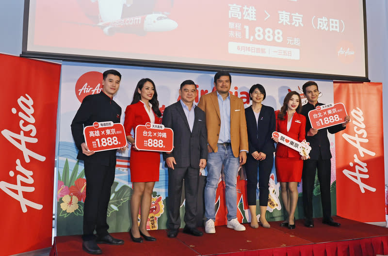 AirAsia開航日本3航線（3） 亞洲航空（AirAsia）19日在台北舉行記者會，宣布進 軍東北亞市場，將開航3條經由台灣延遠至日本的航 線，AirAsia長程運輸（AirAsia X）首席執行長 Benyamin Ismail（中）、泰亞航首席執行長Santisuk  Klongchaiya（左3）與日本台灣交流協會經濟部主任 柏木彩（右3）出席記者會宣傳。 中央社記者裴禛攝  113年3月19日 