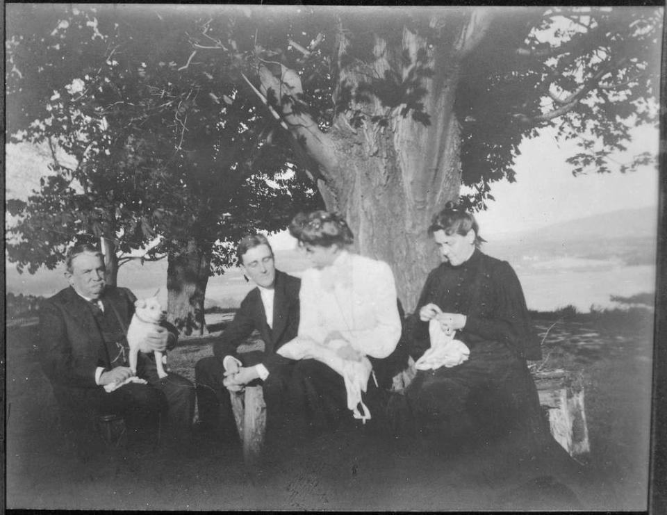 Franklin D. Roosevelt and Eleanor Roosevelt with Warren Delano III and Sara Delano Roosevelt at Algonac. The tree in the background still stands today, according to the current property owners.