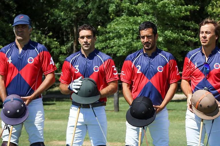 Diego Araya, a la izquierda, con la camiseta de su club, Coronel Suárez, el mismo al que representan los jugadores que lo motivaron este jueves en el Campeonato Nacional.