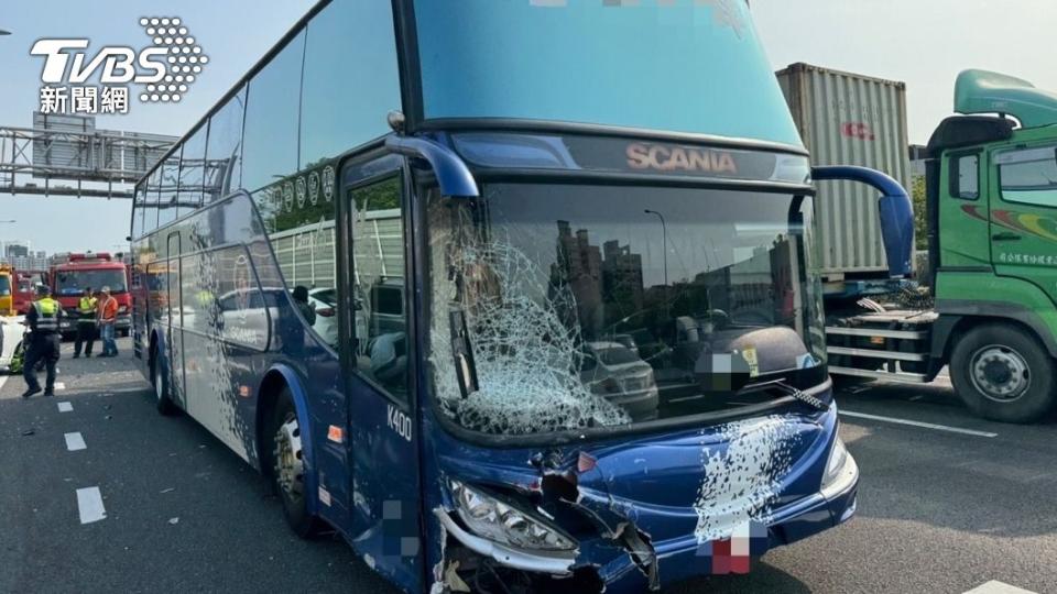 遊覽車駕駛未注意車前動態追撞小客車。（圖／TVBS）