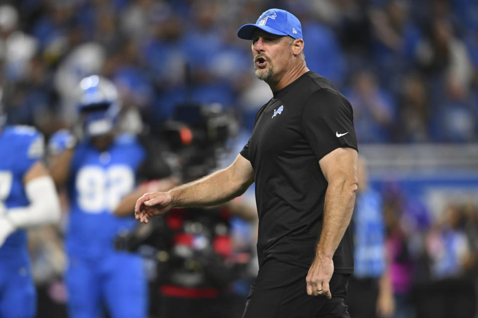 Pelatih kepala Detroit Lions Dan Campbell berjalan di lapangan sebelum pertandingan sepak bola NFL melawan Los Angeles Rams, Minggu, 8 September 2024, di Detroit. Lions menang 26-20. (Foto AP/David Dermer)