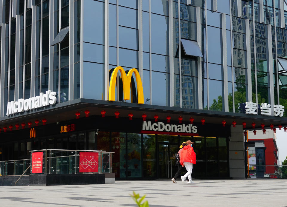 Yichang, Cina - 18 aprile 2024 - Un negozio McDonald's a Yichang, provincia di Hubei, Cina, il 18 aprile 2024.  (Il credito fotografico dovrebbe essere CFOTO/Future Publishing tramite Getty Images)