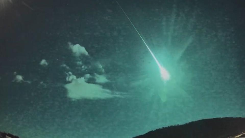 A blue fireball flashes in the night sky as comet fragment soars over Spain (ESA)