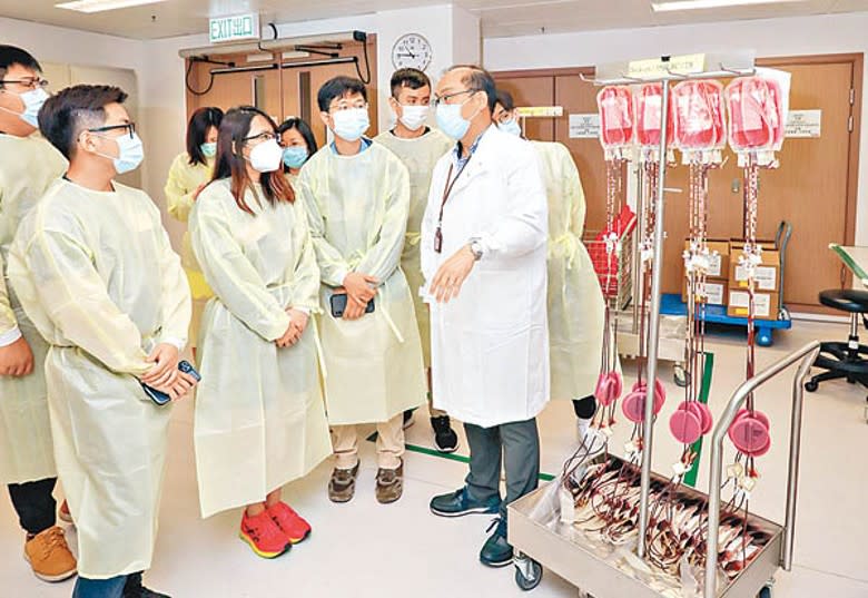 李卓廣醫生（右一）帶領青年大使參觀血液成分生產化驗室。