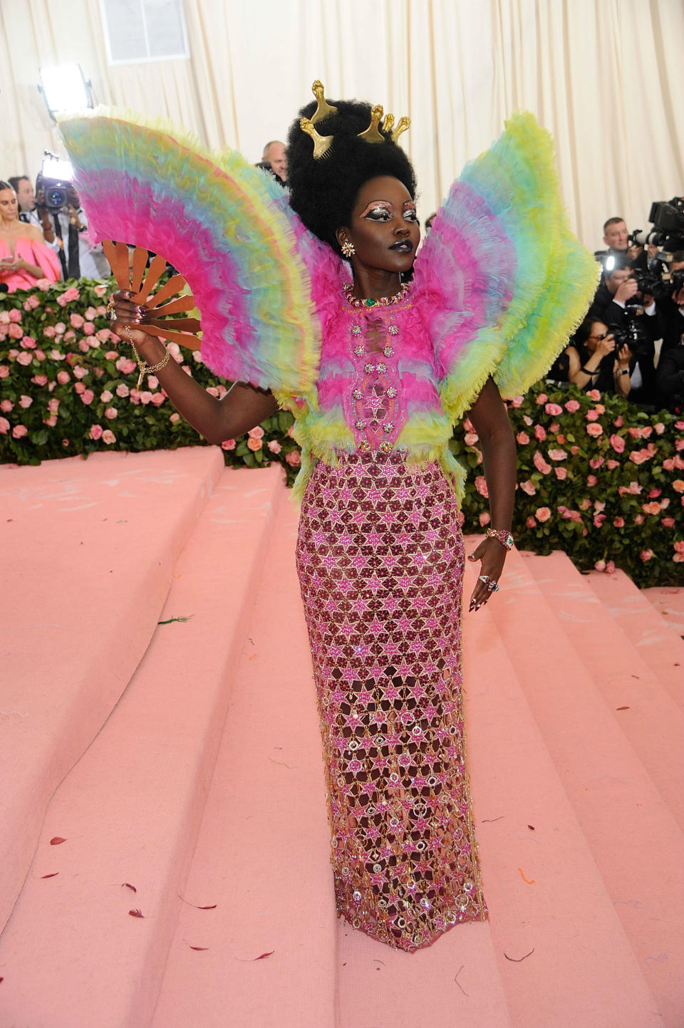 <p>Terminamos con el Versace más ‘Camp’ de Lupita Nyong’o. ¡Estaba irreconocible! (Foto: Rabbani and Solimene Photography / Getty Images). </p>