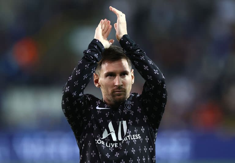 El delantero argentino del Paris Saint-Germain Lionel Messi aplaude antes del partido de fútbol del Grupo A de la UEFA Champions League Club Brugge contra el Paris Saint-Germain (PSG) en el Jan Breydel Stadion de Brujas, el 15 de septiembre de 2021