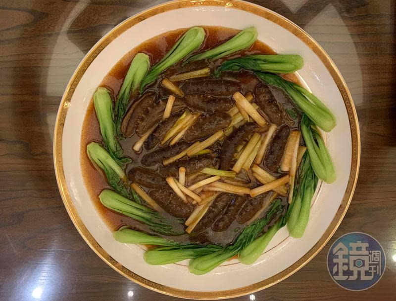 我做的「葱燒刺參」是父親的山東口味，又加入香港美食家黃双如教的蝦籽烏參做法，所以是山東與廣東，雙東合璧的版本。
