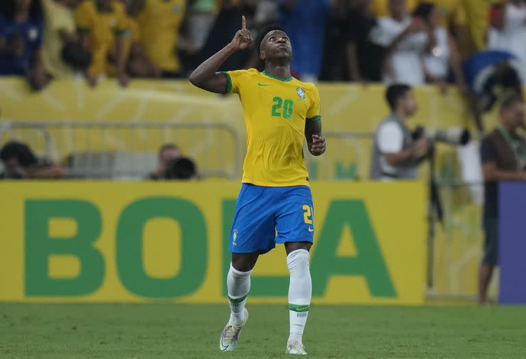 Vinicius Jr. tras anotar el segundo gol de Brasil ante Chile en las eliminatorias del Mundial, el jueves 24 de marzo de 2022, en Río de Janeiro. (AP Foto/Silvia Izquierdo)