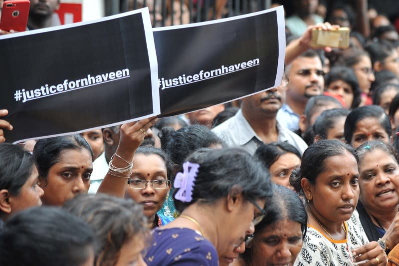 Family members and relatives demanding for justice for T. Nhaveen at his funeral. — Picture by KE Ooi