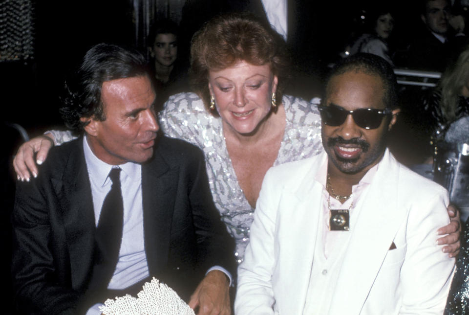  Julio Iglesias, restauranteur Regine Zylberberg y Stevie Wonder en Nueva York en 1985 (Ron Galella, Ltd./Ron Galella Collection via Getty Images)