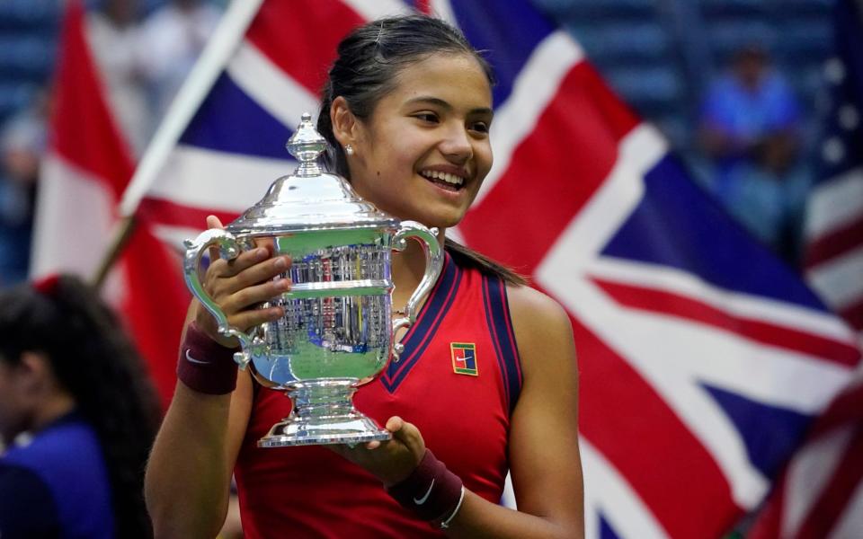 Raducanu con el trofeo del US Open