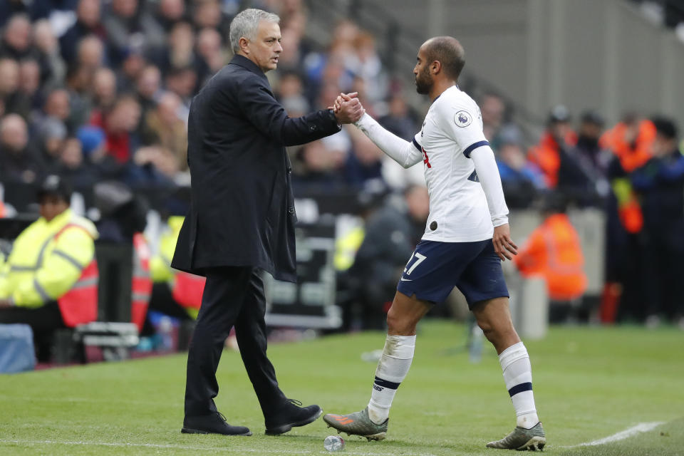 El director técnico del Tottenham, José Mourinho, estrecha la mano del jugador Lucas Moura durante el partido de la Liga Premier inglesa contra el West Ham, en Londres, el sábado 23 de noviembre de 2019. (AP Foto/Frank Augstein)