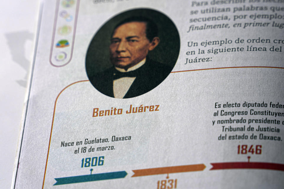 Una copia de un nuevo libro de texto de cuarto grado escrito por el gobierno tiene la fecha incorrecta del nacimiento del difunto presidente de México, Benito Juárez, en la Ciudad de México, el viernes 4 de agosto de 2023. (AP Foto/Fernando Llano)