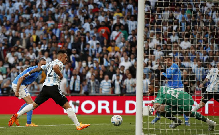 Toque y gol: Lautaro Martínez no falla después de la jugada de Lionel Messi y la Argentina domina en la Finalissima