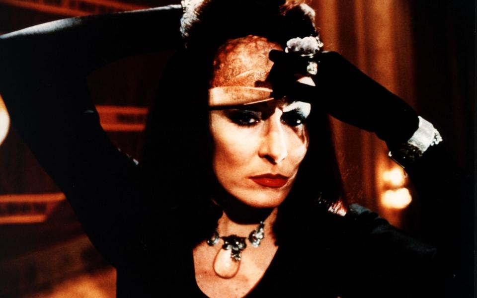 The most hair-raising moment in fantasy cinema: Anjelica Huston in Nicolas Noeg's 1990 version -  Alamy