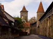 Platz 5: Im Mittelfeld liegt eine weitere historische Altstadt: Rothenburg ob der Tauber gibt den Besuchern das Gefühl, tatsächlich direkt im Mittelalter gelandet zu sein. Die pittoresken Häuser und die beeindruckenden Wehranlagen tun ihr übriges. (Bild-Copyright: ddp images)