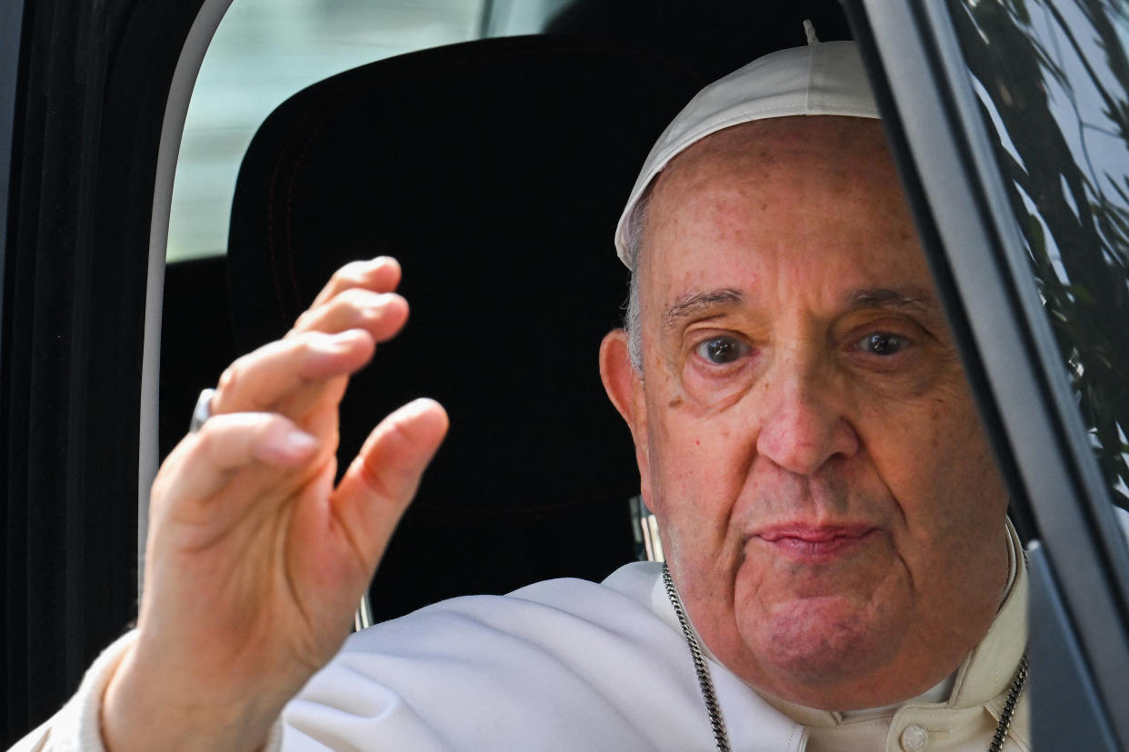 Le pape François, hospitalisé à Rome pour une bronchite, est sorti de l’hôpital ce samedi 1er avril et sera présent demain à la messe des Rameaux, comme l’avait précédemment annoncé le Vatican.