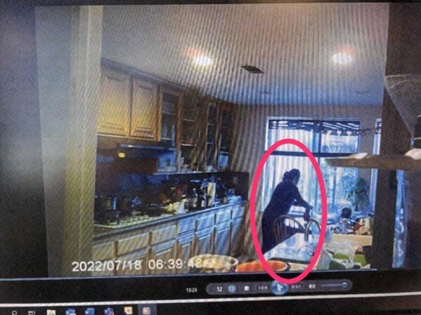 زنی که درانو را کنار میز آشپزخانه می ریزد.