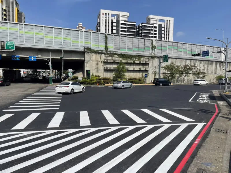 ▲高雄市三民區九如交流道北上匝道口道路墊高施工已於日前完工並開放通行。（圖／高市府水利局提供）