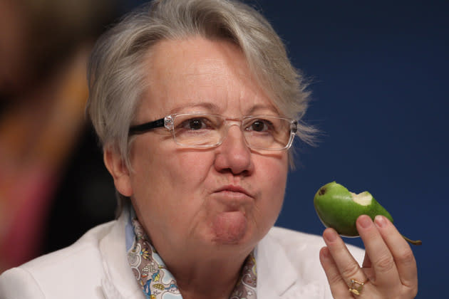 Weitaus bodenständiger kommt da schon Annette Schavans Leibspeise daher. Mit der sie ganz nebenbei eines der größten Vorurteile über ihre Landsleute bestätigt. Denn neben richtigen Äpfeln knabbert… (Bild: dapd)