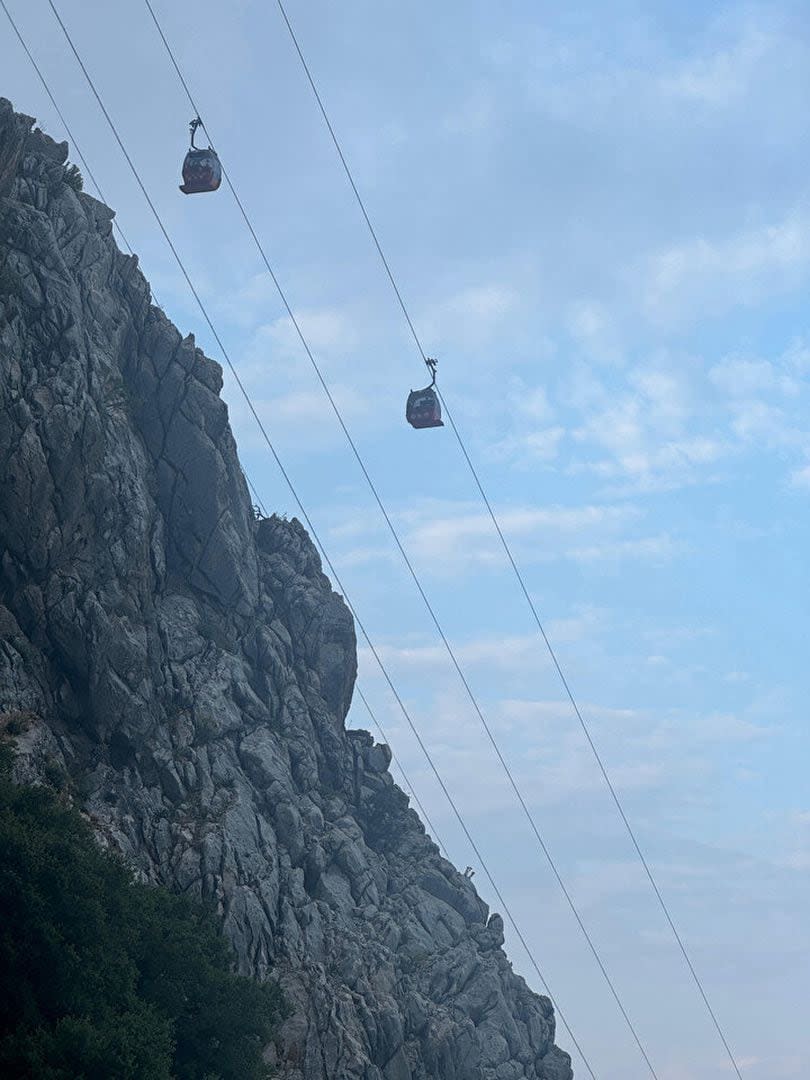 Se trata de un cerro con una altura de 618 metros