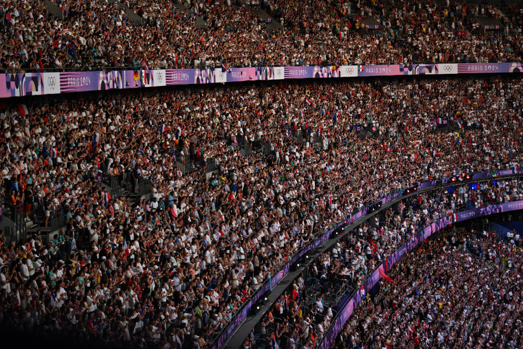 Los espectadores en el estadio de Francia en Saint-Denis (Photo by LUIS ROBAYO/AFP via Getty Images)