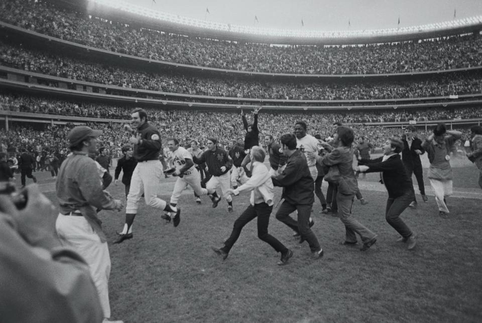 Jubilant fans take over the field after the Mets win the 1969 World Series. <a href="https://www.gettyimages.com/detail/news-photo/world-series-champion-new-york-mets-dash-for-safety-of-the-news-photo/515291486?adppopup=true" rel="nofollow noopener" target="_blank" data-ylk="slk:Bettmann via Getty Images;elm:context_link;itc:0;sec:content-canvas" class="link ">Bettmann via Getty Images</a>