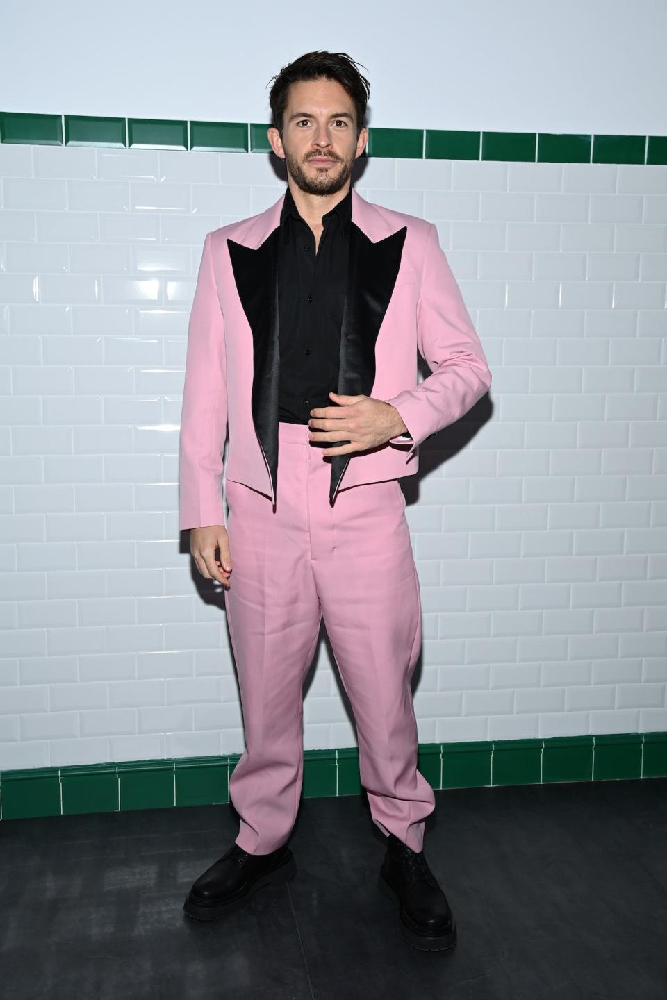 Jonathan Bailey at an Ami fashion show on January 19, 2022.