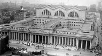 <p>En la actualidad, es la estación Grand Central la que atrae a los visitantes de Nueva York, mientras que la Penn Station, a pesar de ser de las más importantes y transitadas, es solo un lugar de paso. Sin embargo, no siempre fue así, ya que la estación original de Pensilvania era uno de los edificios más emblemáticos de la ciudad y una obra maestra del estilo Beaux Arts. En 1963, se demolió para construir una plaza y el Madison Square Garden. (Foto: <a rel="nofollow noopener" href="http://commons.wikimedia.org/wiki/File:Penn_2163723600_1bb4d3f9c6_o_crop.jpg" target="_blank" data-ylk="slk:Wikimedia Commons;elm:context_link;itc:0;sec:content-canvas" class="link ">Wikimedia Commons</a> / Dominio Público). </p>