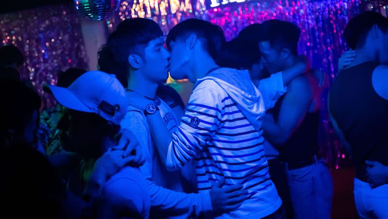 邱以太(右)和詹懷雲在《成功補習班》夜店激吻。（圖／華納兄弟提供）