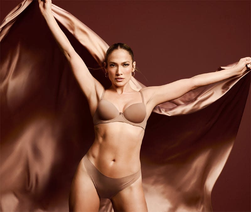 El espectacular posado de Jennifer Lopez como modelo de lencería