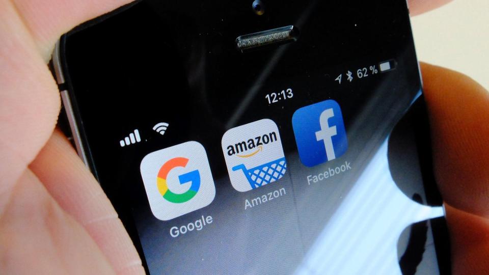 Logos der US-Internetkonzerne Google (l-r), Amazon und Facebook sind auf dem Display eines iPhons.