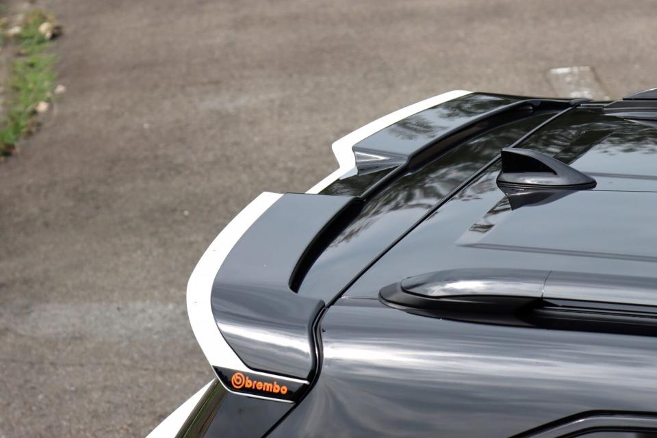 上尾翼更換為白色MC樣式尾翼，上半部還覆蓋黑色飾板，採用雙色塗裝，以呼應全車色調配置。