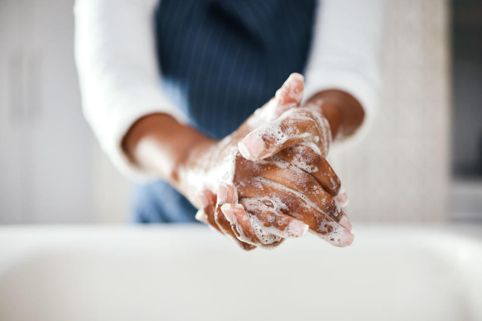 Manos, limpieza y jabón con higiene en el baño, seguridad contra bacterias y gérmenes, desinfección y cuidado de la piel. Salud, bienestar y persona en casa, espuma desinfectante para limpiar y mantener la salud con lavado de manos.