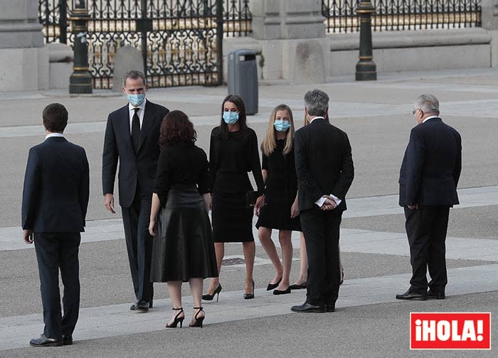 Los Reyes y sus hijas, a la llegada al templo