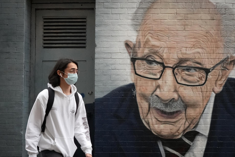 <p>MANCHESTER, ENGLAND - SEPTEMBER 13: A member of the public wears a pandemic face mask as he walks past a mural of Captain Tom Moore, ahead of the prime minister announcing the government's Covid-19 winter strategy on September 13, 2021 in Manchester, England. Tomorrow, British Prime Minister Boris Johnson will set out his plan to manage Covid-19 through the winter, including what actions would need to be taken if the NHS hospital system were at risk of being overwhelmed. (Photo by Christopher Furlong/Getty Images)</p>
