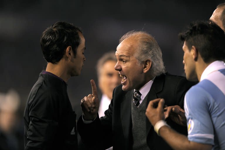 Argentina's coach Alejandro Sabella (C) argues with linesman Jorge Urrego over an offside call during the Argentina vs Colombia FIFA World Cup Brazil 2014 qualifying match at the Monumental stadium in Buenos Aires on June 7, 2013. The match ended 0-0