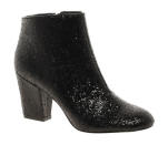 Schwarz wie die Nacht und funkelnd wie ein Sternenhimmel: Diese Booties sorgen für Glamour auf dem Dancefloor. Stiefel von Asos über www.asos.com um 63 Euro.