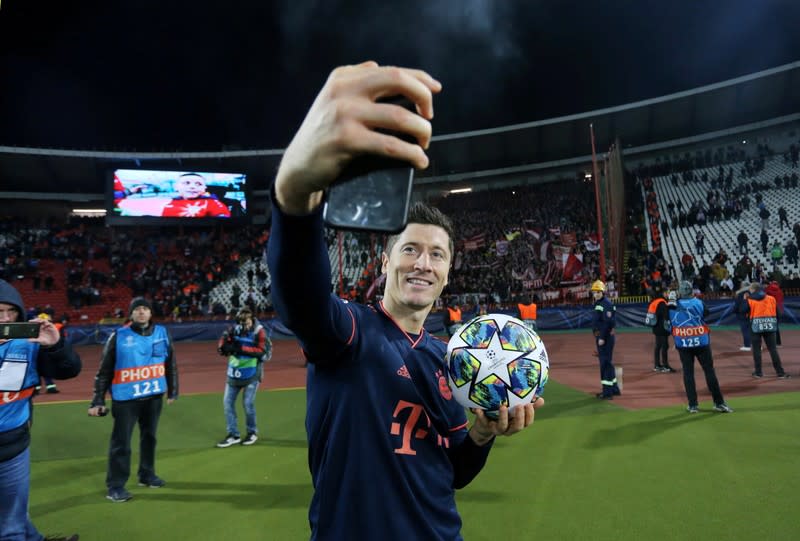 Foto del martes del delantero del Bayern Munich's Robert Lewandowski celebrando tras marcar cuatro goles en Liga de Campeones