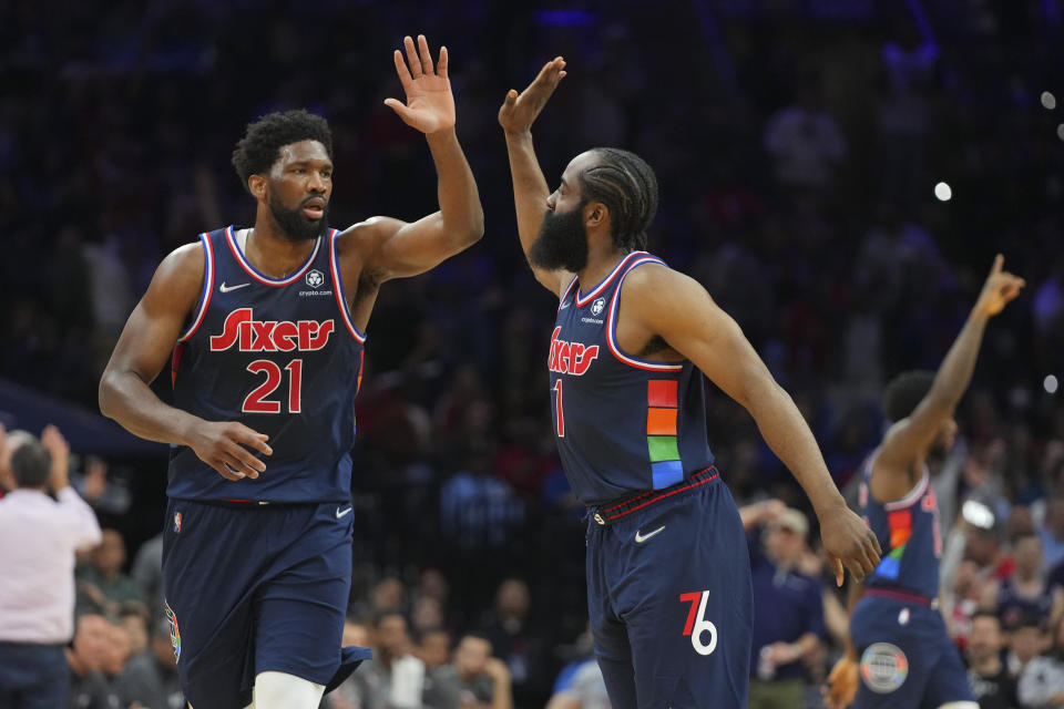 PHILADELPHIA, Pensilvania: Joel Embiid #21 de los Philadelphia 76ers choca las palmas con James Harden #1 en el juego contra los Chicago Bulls en el Wells Fargo Center el 7 de marzo de 2022 en Philadelphia, Pensilvania. Los 76ers derrotaron a los Bulls 121-106. (Foto de Mitchell Leff/Getty Images)