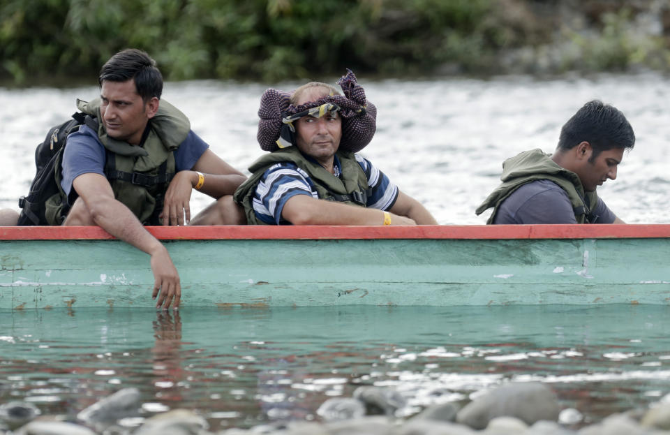 En esta imagen, tomada el 25 de mayo de 2019, migrantes viajan en un barco sobrecargado por el Río Tuquesa hacia Peñitas, desde Bajo Chiquito, en la provincia de Darién, Panamá. Hace poco, un bote atestado de migrantes y sin chalecos salvavidas se volteó al cruzarse con otro, pero el accidente no causó ninguna víctima fatal debido a que el río estaba bajo, según la policía fronteriza. (AP Foto/Arnulfo Franco)