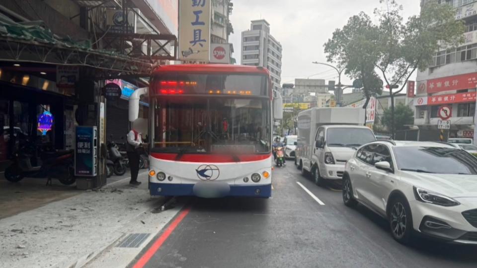 ▼公車右車頭直接被削掉，民宅雨遮也幾乎被撞毀。（圖／東森新聞）