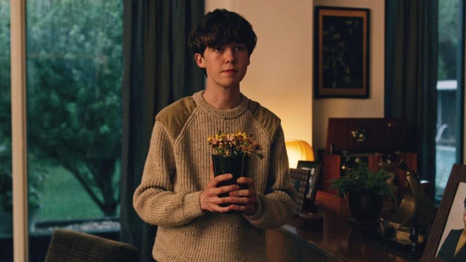 送花，老土得來又幾浪漫。（圖片來源：The End of the F***ing World劇照）