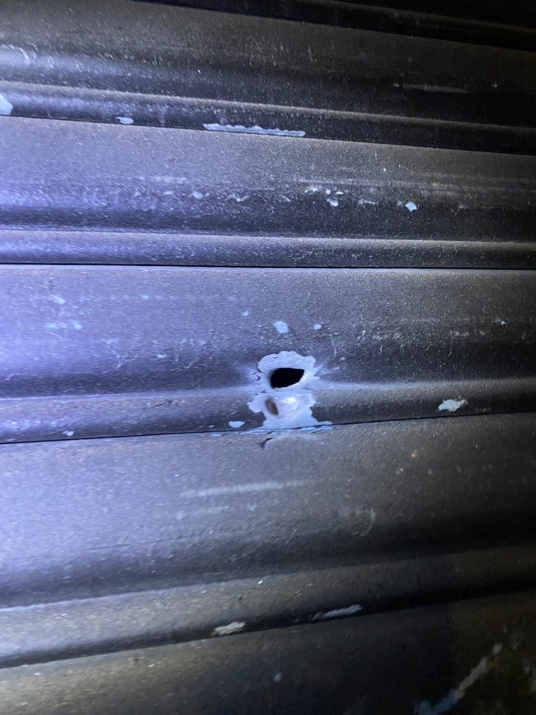 雙和地區2起槍擊案，鐵門留有彈孔。（中和警分局提供）