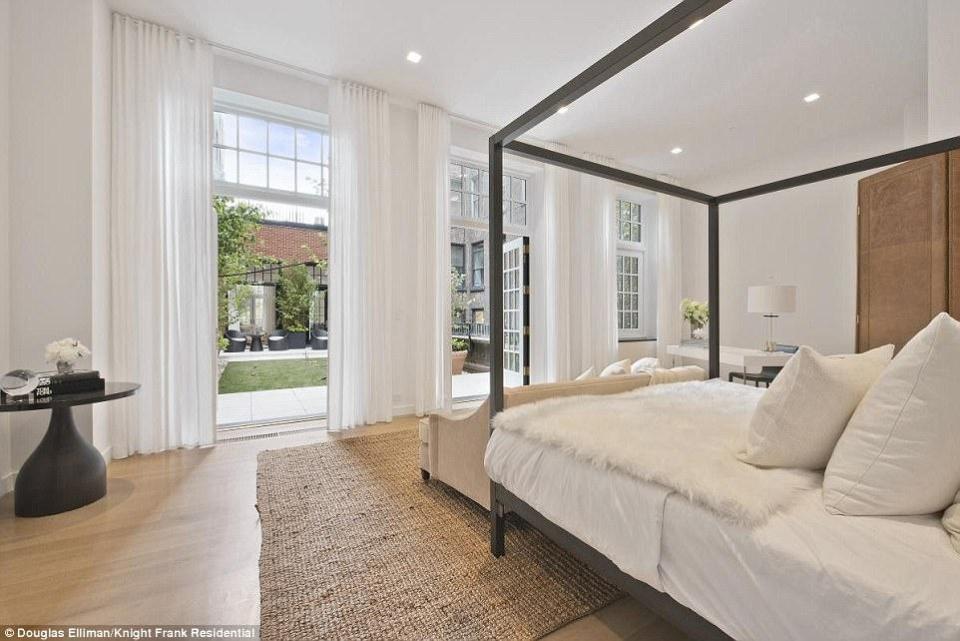 <p>Das Hauptschlafzimmer liegt in der oberen Etage und führt auf einen privaten Innenhof.<br> Douglas Elliman/Knight Frank Residential </p>