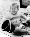 <p>Wäre dieses Bild farbig, würde man sofort erkennen, wer dieser kleine Fratz ist. Denn nur ein Royal hat rote Haare: Prinz Harry mit einem Jahr auf dem Deck der königlichen Yacht Britannia. Das Foto wurde von seinem Onkel Prinz Andrew geschossen. Bild: ddp </p>